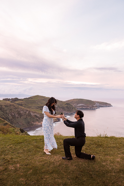 Guy proposes his girlfriend in front of a cliff landscape in the Azores